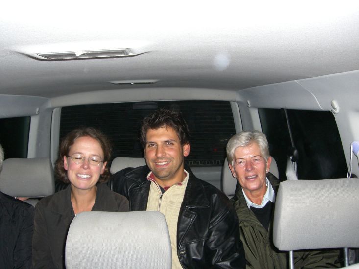 Kalle glcklich zwischen den Frauen auf dem Weg zum Essen